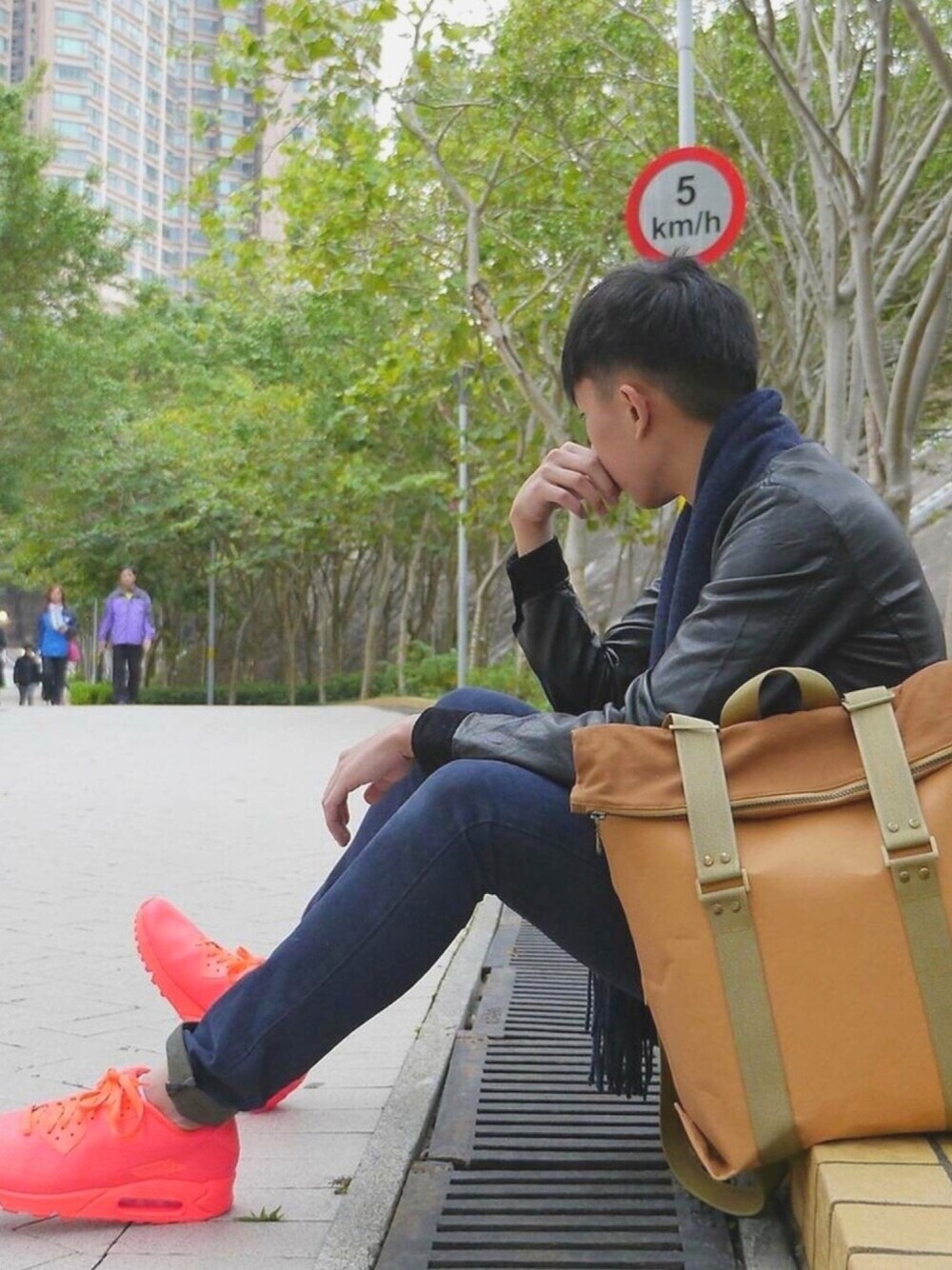 「ootd、outfit、summer、denim、casual、hat、sneakers、streetstyle、BAG、springstyle」｜「UNIQLOのアイテム（ライダースジャケット、ブラック系）」を使った、Joshua Yeeさん（メンズ・174cm）の春コーディネートの1枚目の写真