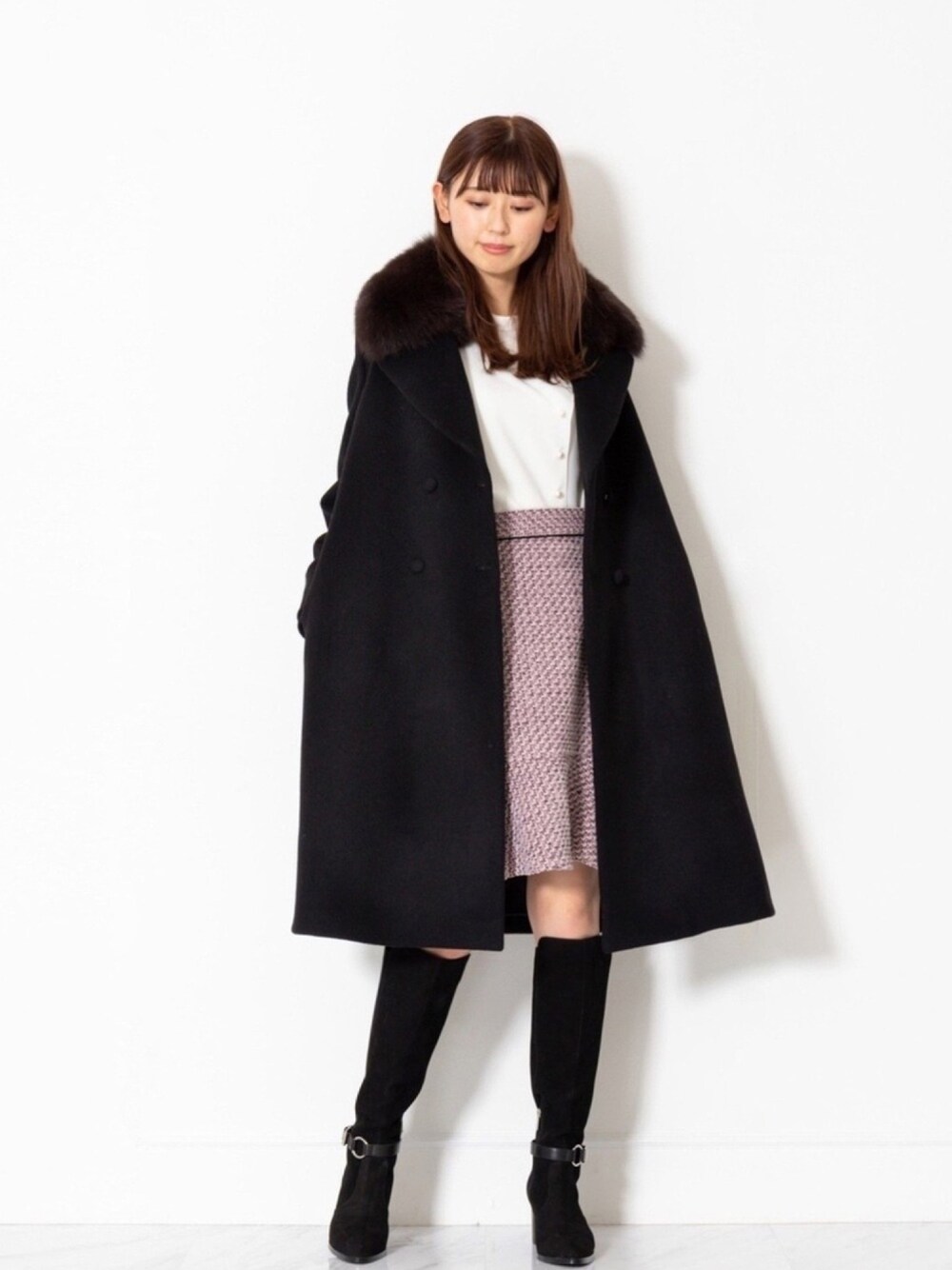 「オトナ女子、キレイめ、スカート、モノトーン、ツイード、Aライン、ファーコート、ロングブーツ」｜「JILL STUARTの◆ジェシカスカート（スカート、ピンク系）」を使った、akaneさん（レディース・171cm）の秋コーディネートの1枚目の写真