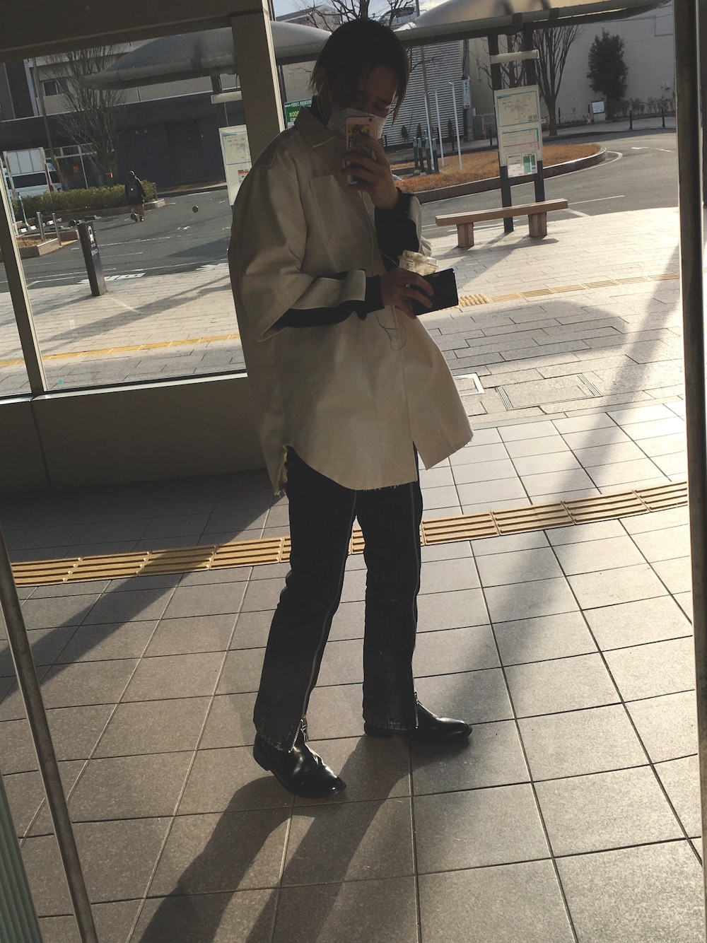 「シンプル、おしゃれさんと繋がりたい、はるコーデ、革靴、デニム、黒コーデ、ビッグシルエット、シャツスタイル」｜「JIL SANDERのアイテム（ジャケット/アウター、ベージュ系）」を使った、ヤムチャさん（メンズ・176cm）の春コーディネートの1枚目の写真