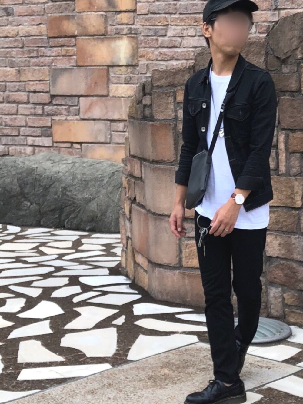 「白Tシャツ、黒スキニー、デニムジャケット、キャップ、サコッシュ、ドクターマーチン、ダニエルウェリントン、モノトーン、秋服準備はじめました」｜「BEAMSのアイテム（キャップ、ブラック系）」を使った、kitchanさん（メンズ・172cm）の秋コーディネートの1枚目の写真