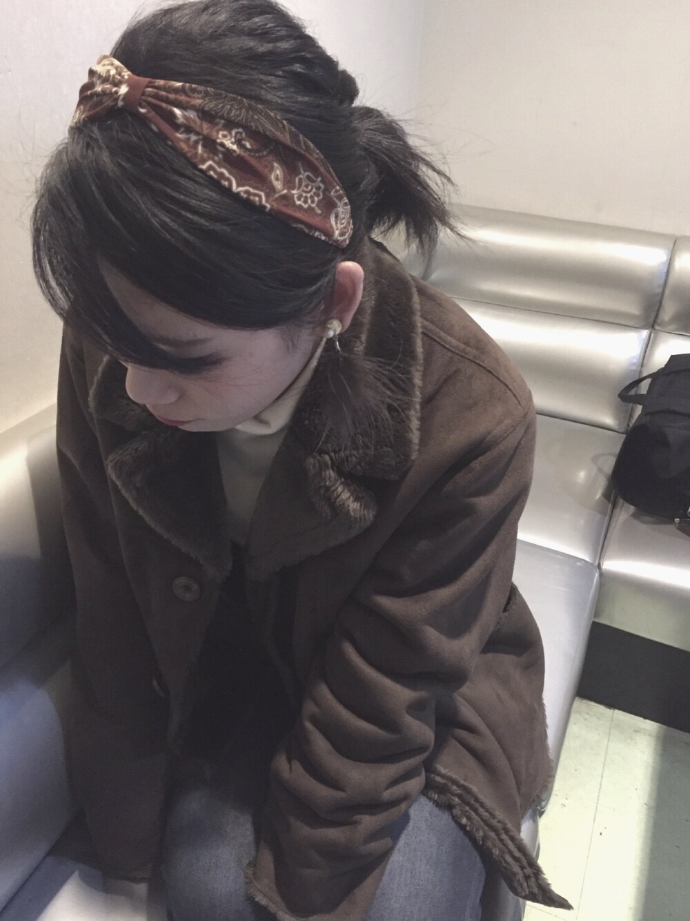 「シンプルコーデ、休日スタイル、寒さには勝てない」｜「オージュ・ドウィのアイテム（カチューシャ、ブラウン系）」を使った、鈴乃さん（レディース・163cm）の冬コーディネートの1枚目の写真