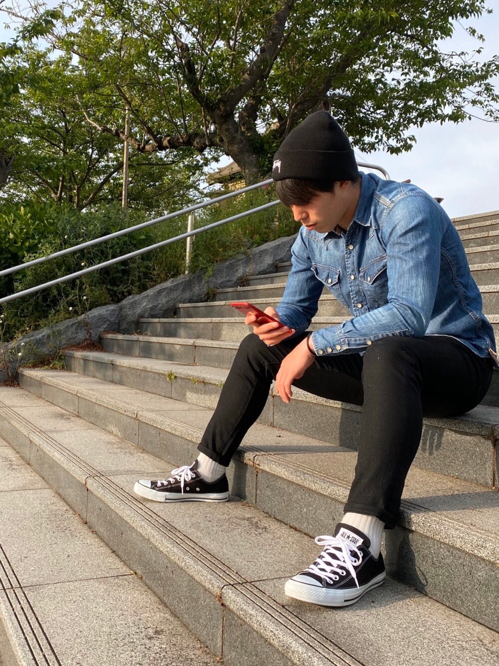 「stussy、お洒落さんとつながりたい、GUCCI、UNIQLO、converse、ALL STAR、デニムシャツ、いいね、save、フォローお願いします🤑」｜「STUSSYのアイテム（ニットキャップ/ビーニー、ブラック系）」を使った、Shimoさん（メンズ・170cm）の春コーディネートの1枚目の写真