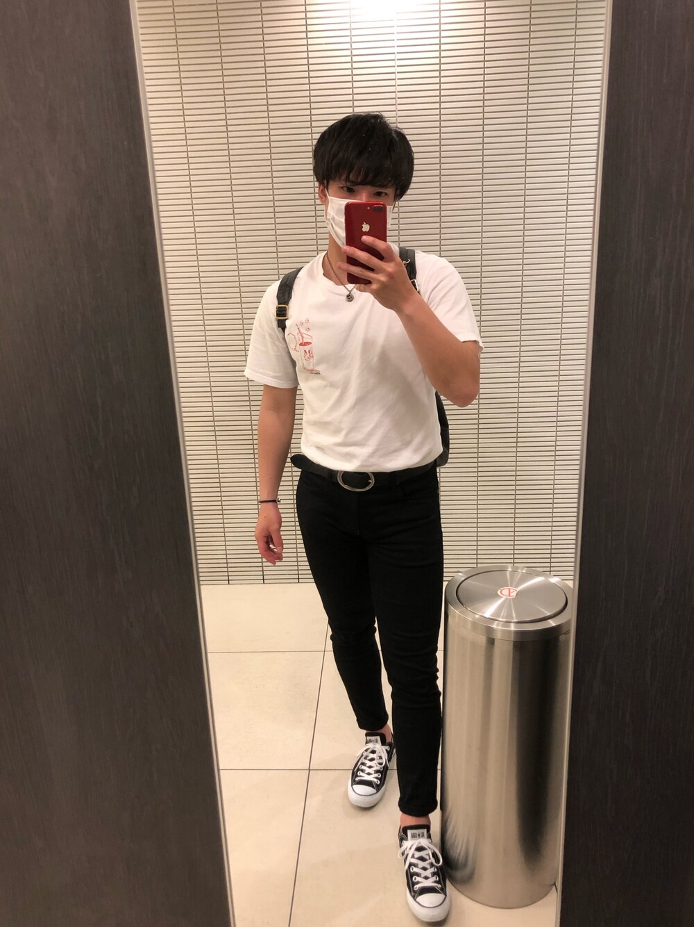 「おしゃれさんと繋がりたい、シンプルコーデ、オトナカジュアル、きれいめカジュアル、今日のコーデ、タックイン、モノトーン、大学生、スキニーデニム」｜「STUSSYのアイテム（Tシャツ/カットソー、ホワイト系）」を使った、Shimoさん（メンズ・170cm）の春コーディネートの1枚目の写真