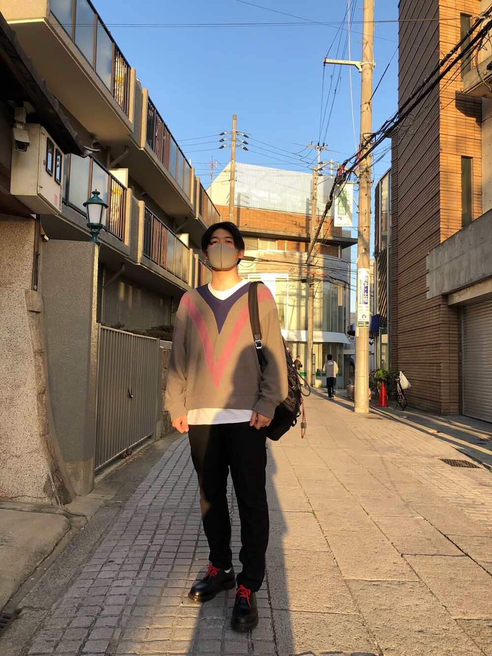 「春コーデ、PAINTGAIN、リュック、休日スタイル、ウルトラマン」｜「Needlesのアイテム（ニット/セーター、グレー系）」を使った、かんさんさん（メンズ・178cm）の春コーディネートの1枚目の写真