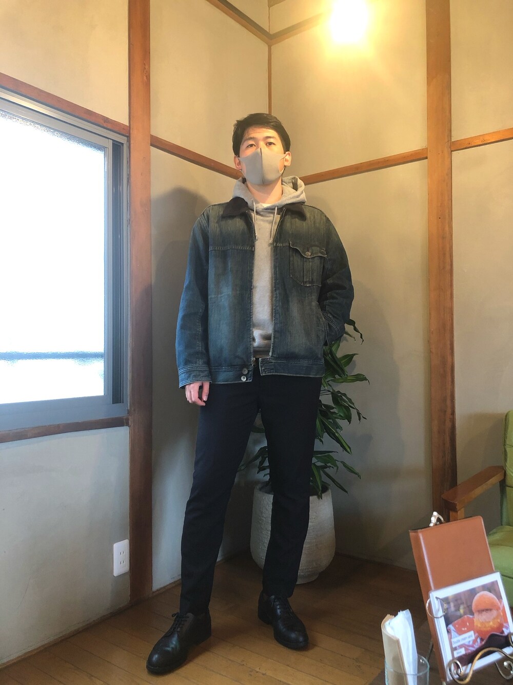 「休日コーデ、パーカー、デニムジャケット、Gジャン、スラックス」｜「GAPのアイテム（デニムジャケット、ブルー系）」を使った、かんさんさん（メンズ・178cm）の春コーディネートの1枚目の写真