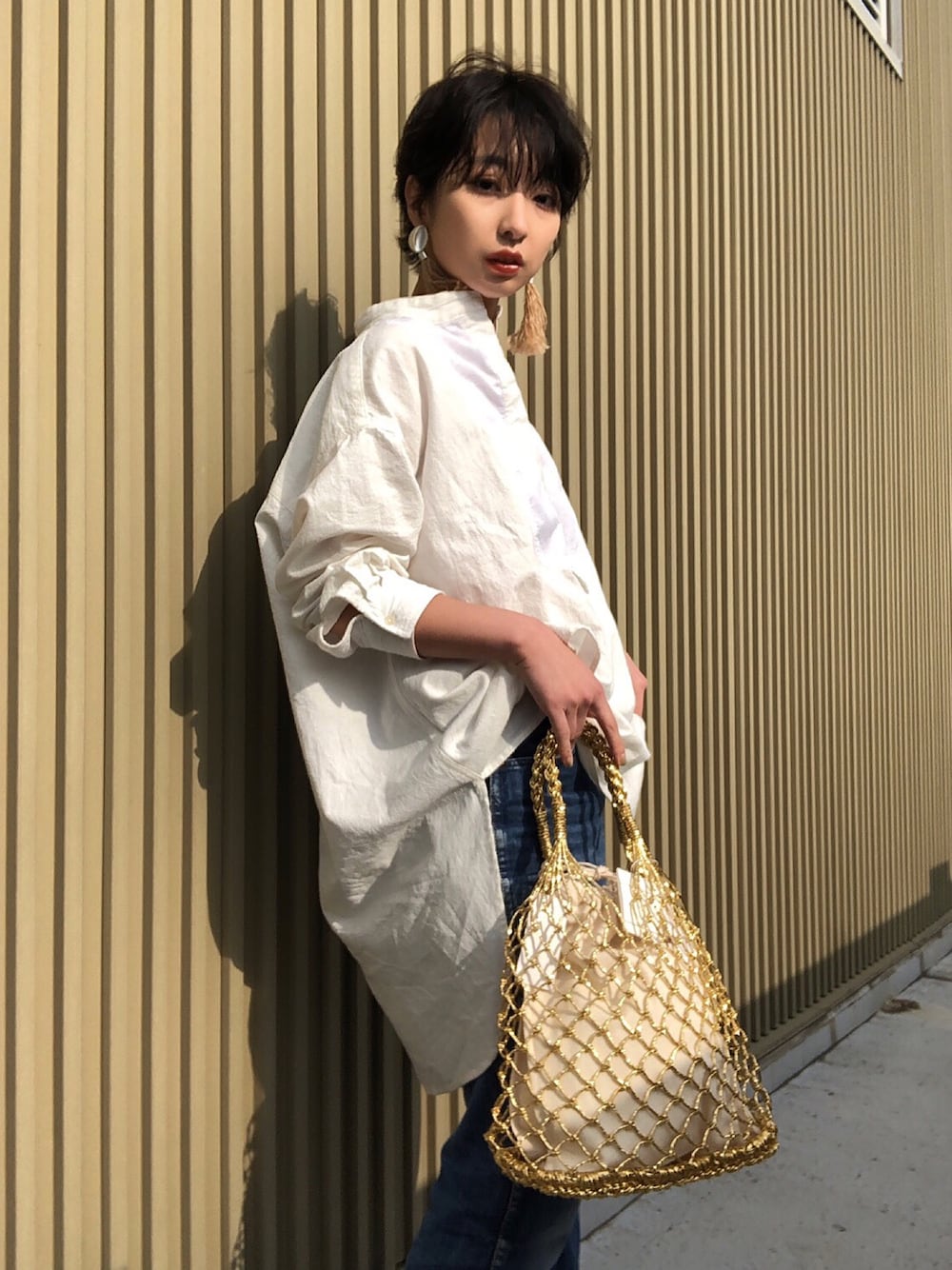 「春コーデ、大人カジュアル、ラフ、大人コーデ、カジュアル、スタッフセンバツ、デニム、シャツスタイル、トートバッグ、ローファー」｜「WEGO VINTAGEのアイテム（シャツ/ブラウス、ホワイト系）」を使った、miyazakimikuさん（レディース・154cm）の冬コーディネートの1枚目の写真