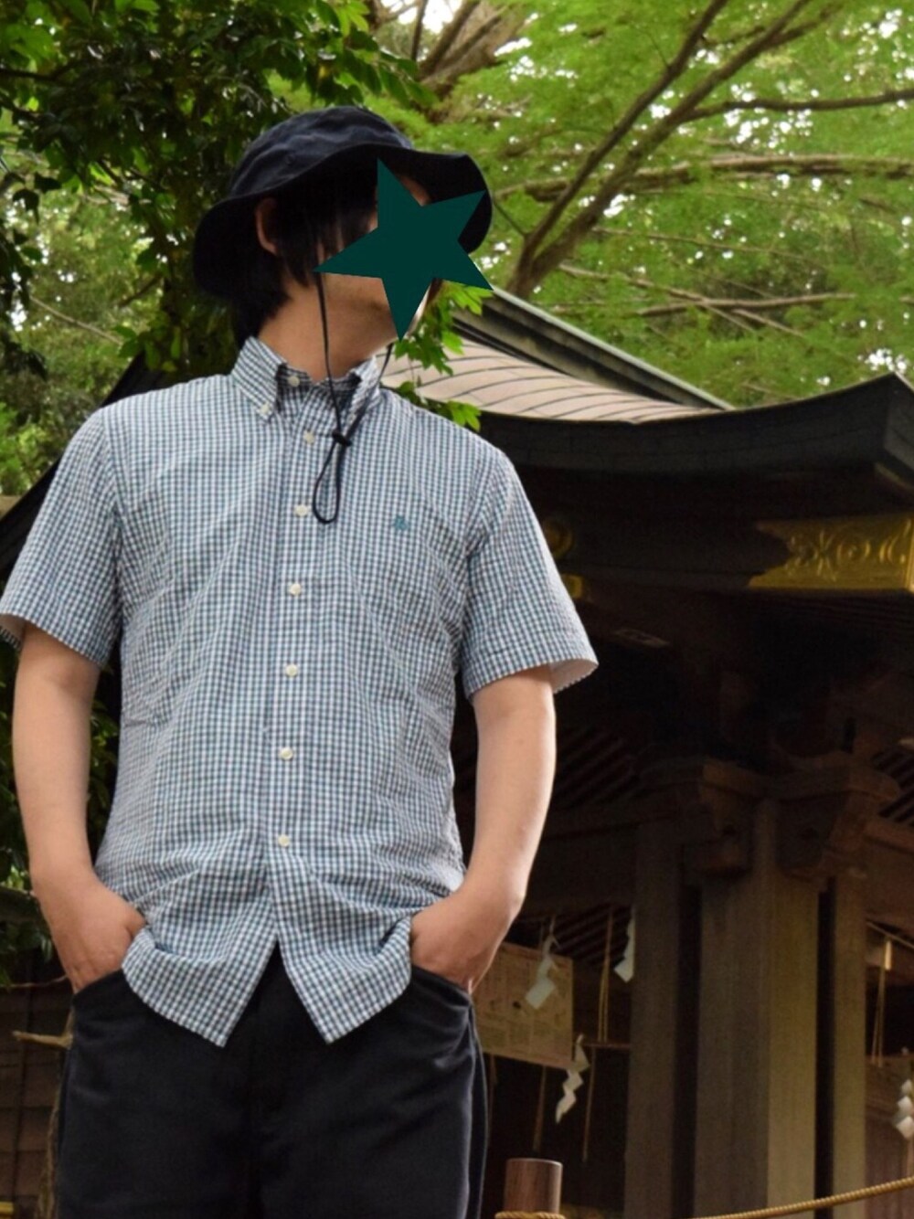 グリーン系のシャツ/ブラウス、ブルー系のその他パンツ、ブルー系のハットを着用したメンズの夏コーディネートの1枚目の写真