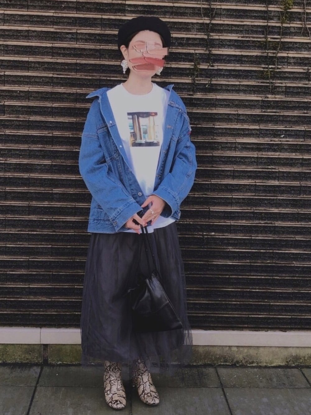 ブルー系のデニムジャケット、ホワイト系のTシャツ/カットソー、ブラック系のハンドバッグを着用したレディースの秋コーディネートの1枚目の写真