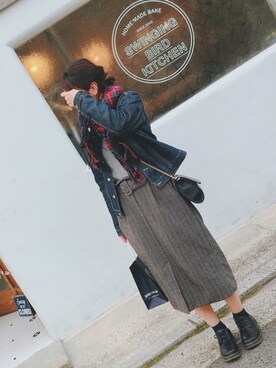 「カフェ」｜「アイテム（デニムジャケット）」を使った、Hikaruさん（レディース・163cm）の冬コーディネート