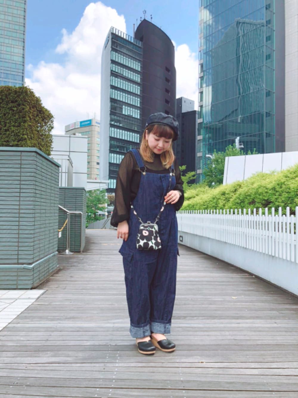 「ラブアンドピース2020、秋服、大人カジュアル、大人かわいい、ビルケンシュトック、マリメッコ、オーバーオール、シアーシャツ、ウェッジソール、プチプラ」｜「antiquaの自然体で着こなしやすい、デニムで仕上げる大人感。デニムカーゴサロペット（サロペット/オーバーオール、ブルー系）」を使った、cony_y♡さん（レディース・157cm）の秋コーディネートの1枚目の写真
