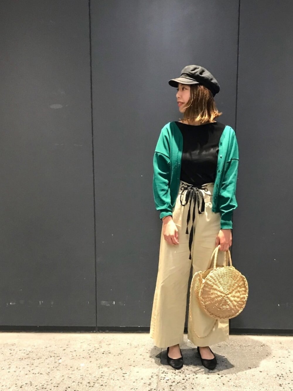 「シンプルコーデ、レースアップ、ワイドパンツ、グリーン、マリンキャップ、キレイめ」｜「SENSE OF PLACE by URBAN RESEARCHの2wayショートカーディガン（カーディガン/ボレロ、グリーン系）」を使った、やましたりなさん（レディース・162cm）の春コーディネートの1枚目の写真