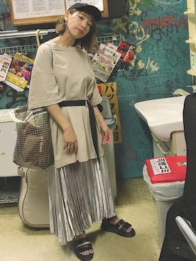 「CORNERS（コーナーズ）のサテンプリーツスカート（スカート）」を使った、やましたりなさん（レディース・163cm）の夏コーディネート