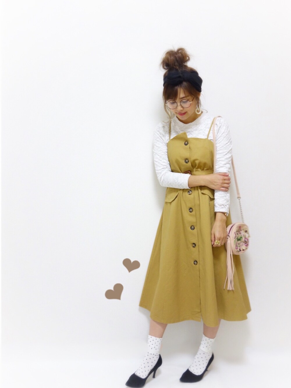 ピンク系のショルダーバッグ、ホワイト系のTシャツ/カットソー、ベージュ系のワンピースを着用したレディースの冬コーディネートの1枚目の写真
