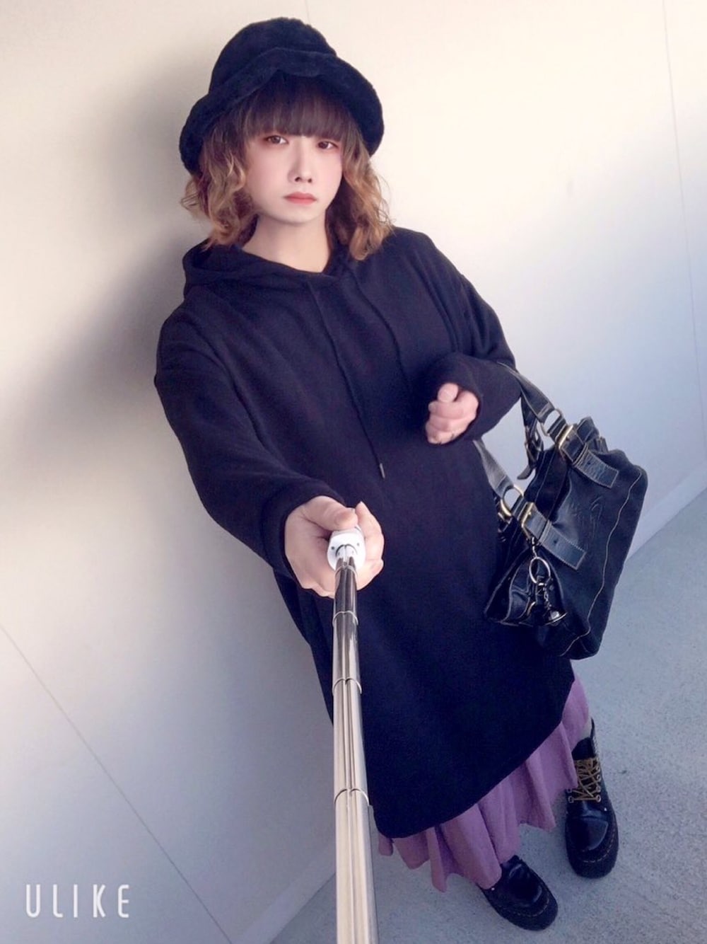「冬、冬コーデ、パーカー、パーカーワンピース、スカート、ブーツ、黒」｜「H&Mのアイテム（ワンピース、ブラック系）」を使った、文音@回る空うさぎ🌕🐇さん（メンズ・165cm）の冬コーディネートの1枚目の写真