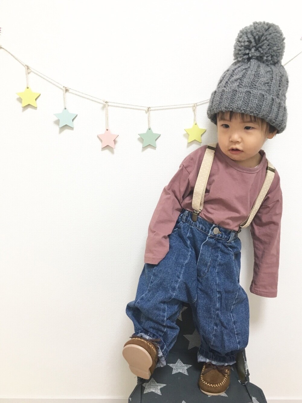 ピンク系のTシャツ/カットソー、ブルー系のデニムパンツ、ブラウン系のモカシン/デッキシューズを着用したキッズの冬コーディネートの1枚目の写真