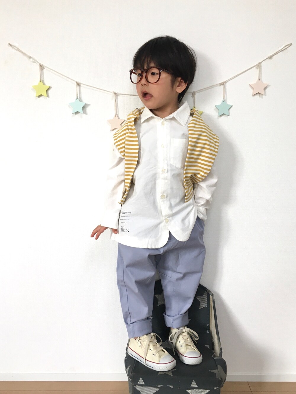 イエロー系のTシャツ/カットソー、ホワイト系のシャツ/ブラウス、ブルー系のその他パンツを着用したキッズの春コーディネートの1枚目の写真