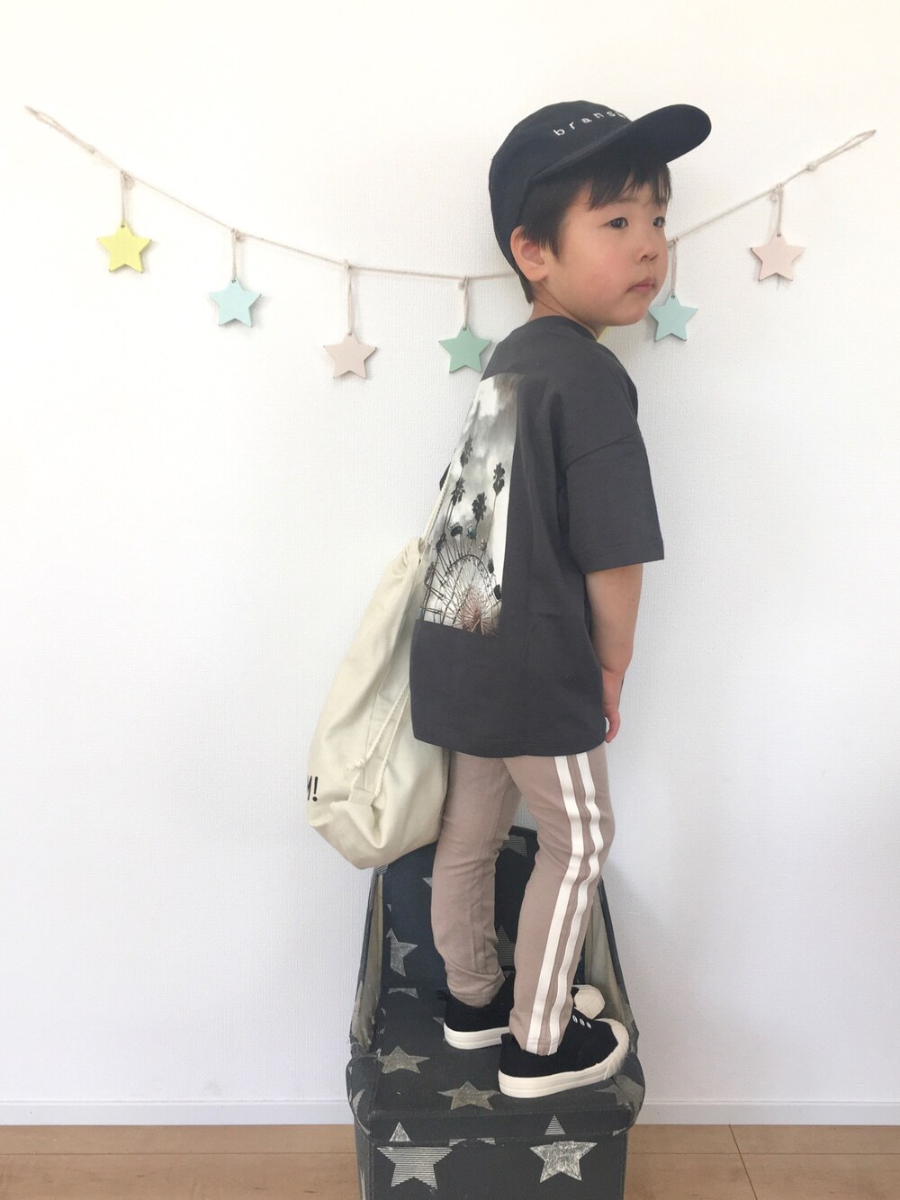 「ビッグシルエット、モノトーン、プチプラ、devirock、キャップ、プリントT、バックプリント、ラインパンツ、レギンス、スニーカー」｜「BRANSHESのロゴツイルキャップ（キャップ、ブラック系）」を使った、kotaさん（キッズ・90cm）の春コーディネートの1枚目の写真
