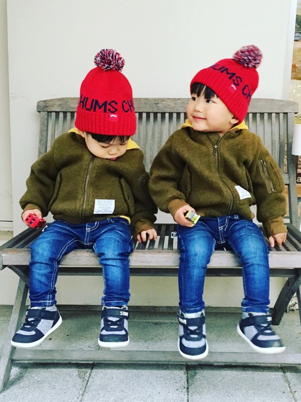 「旅行、双子コーデ」｜「CHUMSのCHUMS Logo Bon Bon Watch (15FW)（ニットキャップ/ビーニー、レッド系）」を使った、mush   twinsさん（キッズ・90cm）の冬コーディネートの1枚目の写真