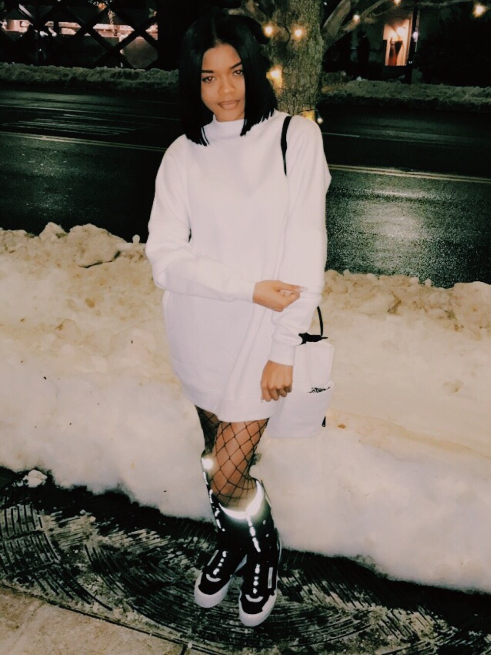 「minimalist 、white、black、fashion、fashion blogger、like、monochromatic、STEVE MADDEN、street」｜「Missguidedのアイテム（パーカー、ホワイト系）」を使った、BriBehavior さん（レディース・173cm）の冬コーディネートの1枚目の写真