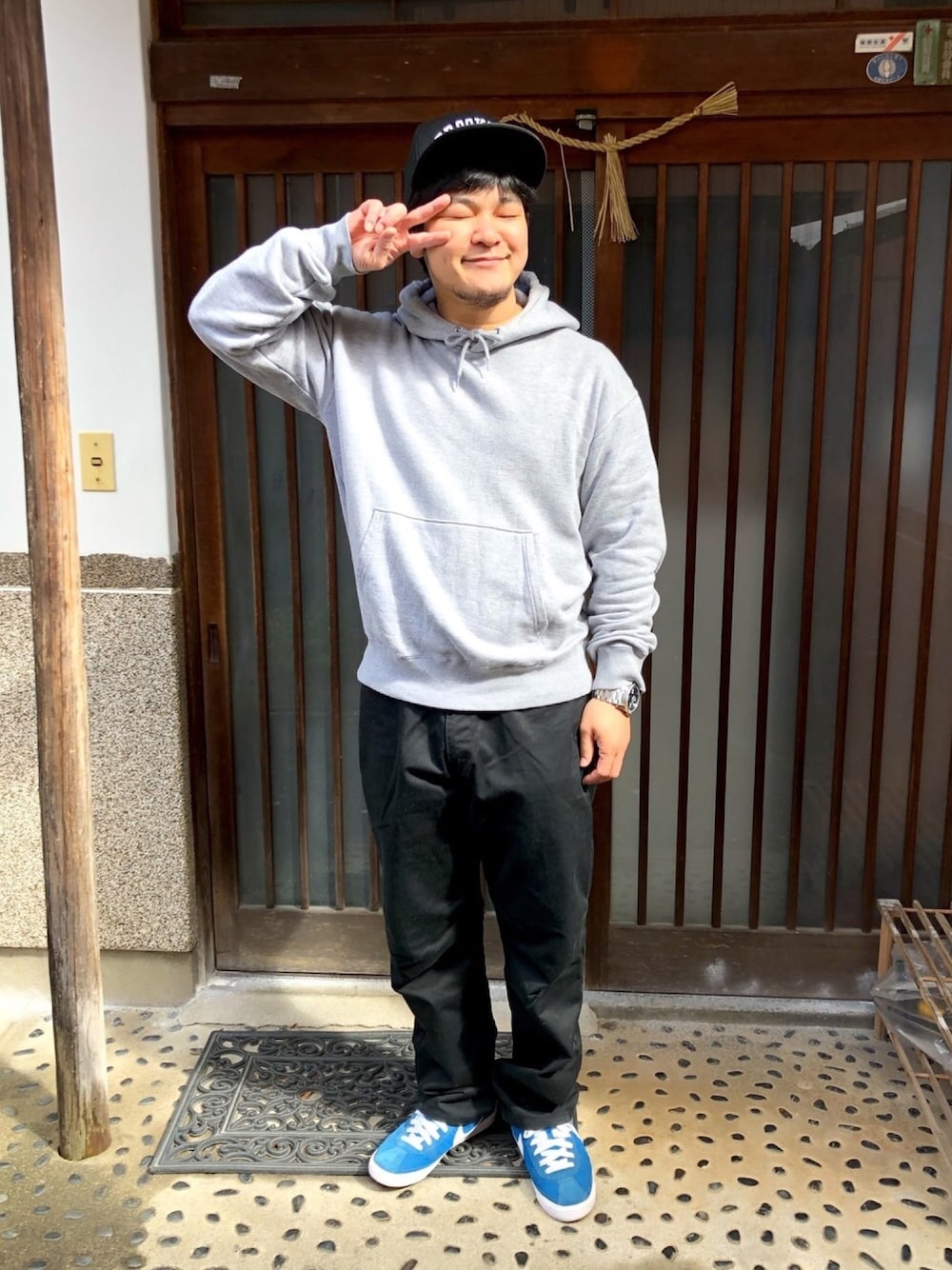 「パーカー、シンプル、キャップ、ナイキSB」｜「NIKE SBのアイテム（スニーカー、ブルー系）」を使った、しまあるさん（メンズ・168cm）の秋コーディネートの1枚目の写真