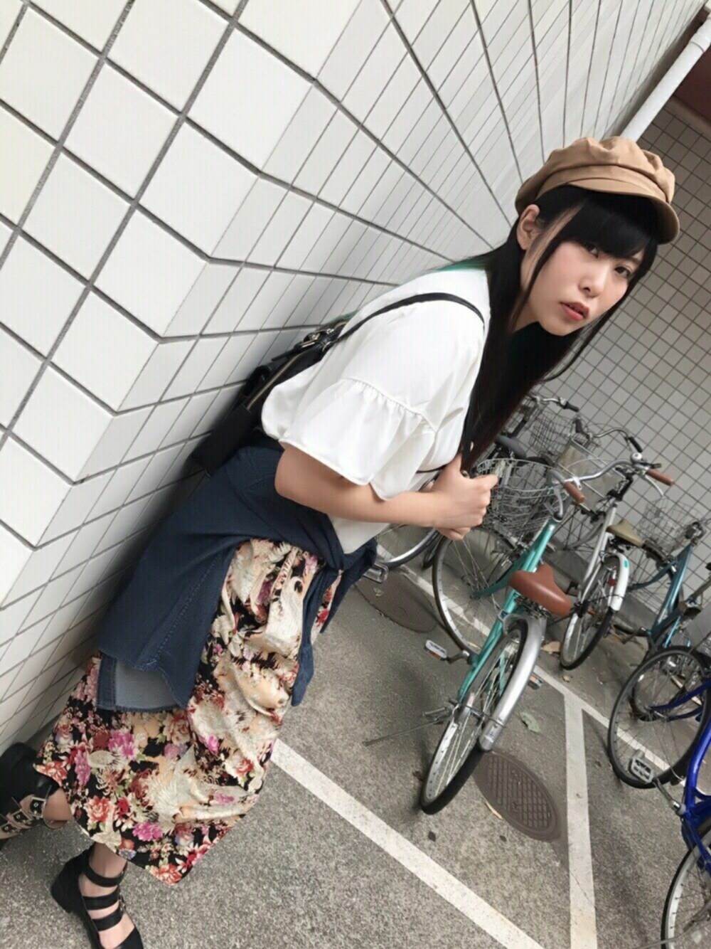 ホワイト系のシャツ/ブラウス、ブラック系のパンツ、ブラック系のパンツを着用したレディースの夏コーディネートの1枚目の写真