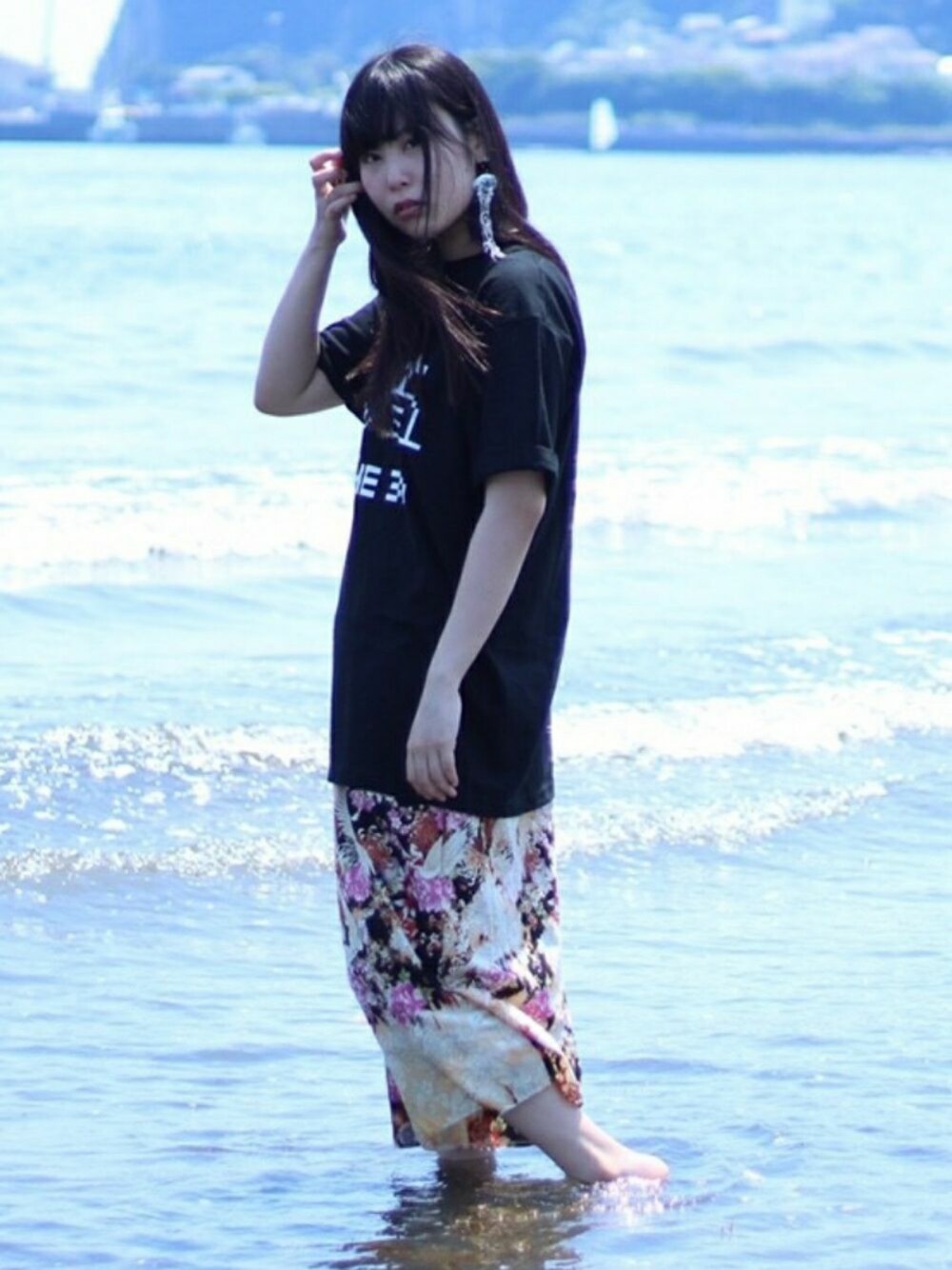 ブラック系のその他パンツ、ブラック系のTシャツ/カットソーを着用したレディースの夏コーディネートの1枚目の写真