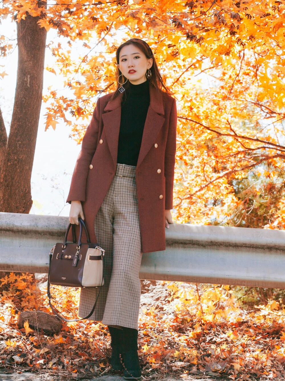 「大人カジュアル、スニーカー、カジュアルコーデ、outfit、デニム、シンプル、ootd」｜「anna it is amazingのアイテム（チェスターコート、ブラウン系）」を使った、菲さん（レディース・171cm）の冬コーディネートの1枚目の写真