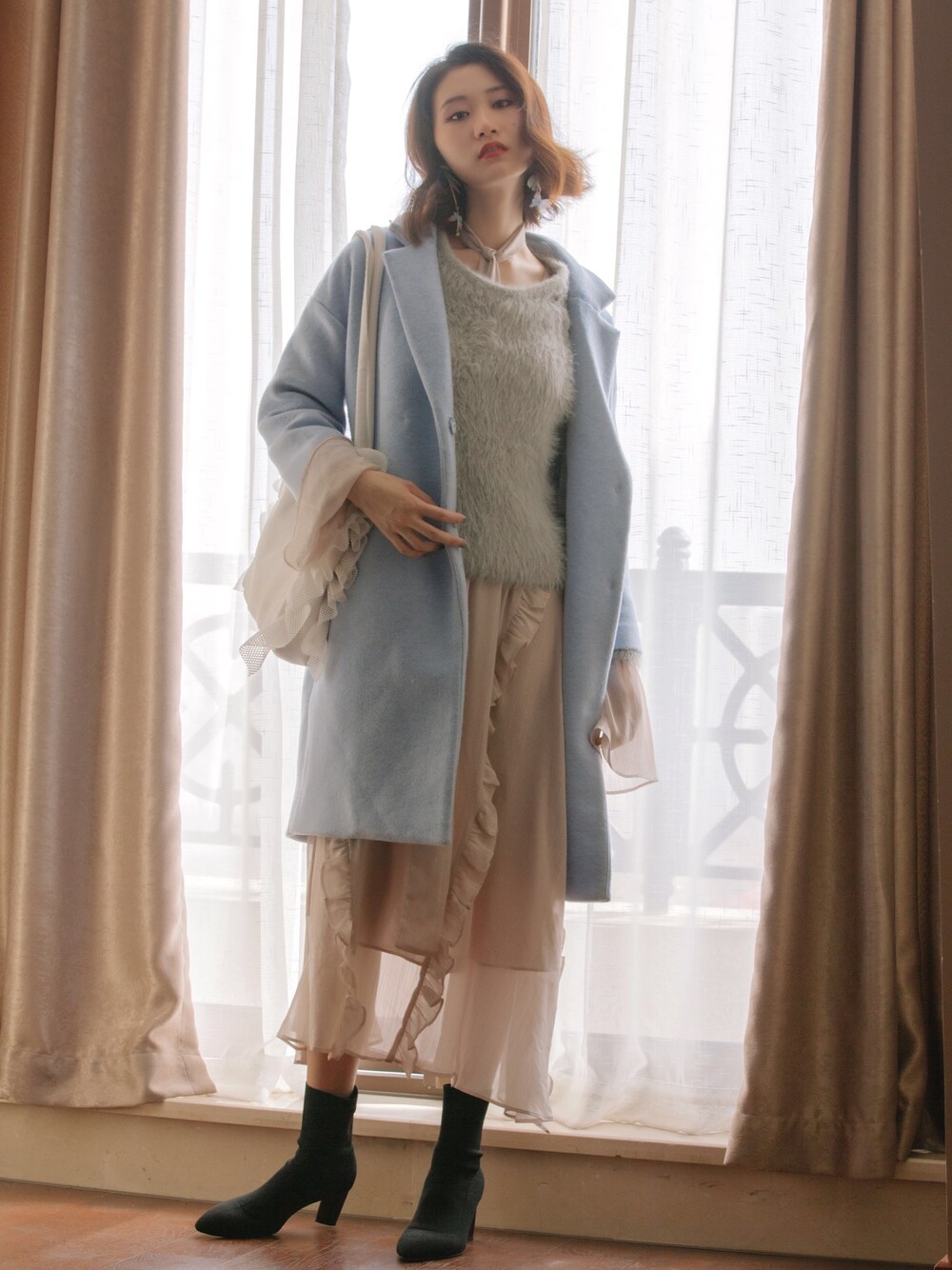 「カジュアルコーデ、シンプル、春、パンツスタイル、大人カジュアル、ootd、ワイドパンツ」｜「urのアイテム（トップス、ブルー系）」を使った、菲さん（レディース・171cm）の春コーディネートの1枚目の写真