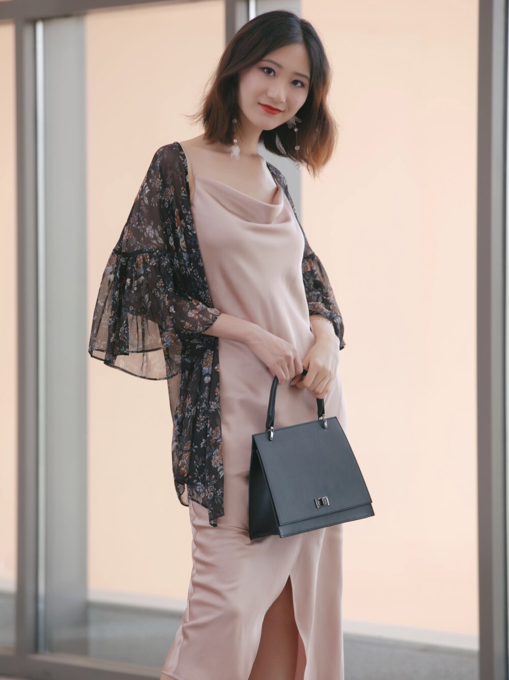 「カジュアルコーデ、シンプル、大人カジュアル、夏、休日スタイル、ootd、スニーカー」｜「anna it is amazingのアイテム（ワンピース/ドレス、ピンク系）」を使った、菲さん（レディース・171cm）の春コーディネートの1枚目の写真