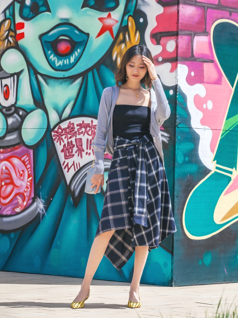 「夏コーデ、シンプルコーデ、オトナカジュアル、カジュアル、黒、デニム、サンダル、ootd」｜「siennaThomasのアイテム（スカート、ブルー系）」を使った、菲さん（レディース・171cm）の春コーディネートの1枚目の写真