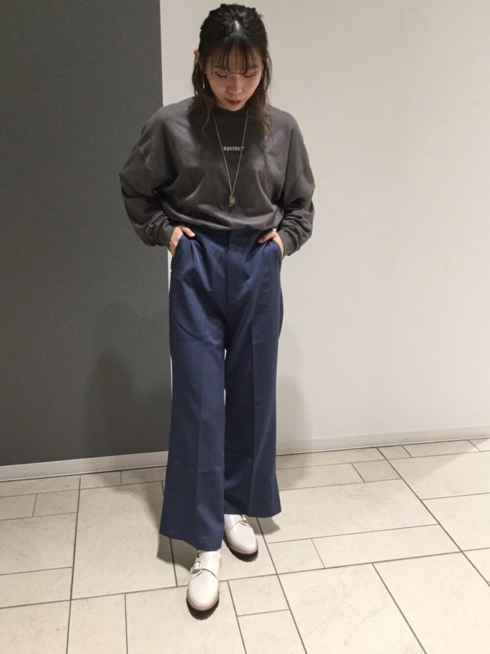 「アースカラー、ORiental TRaffic(ORiental TRaffic)、パンツスタイル、フレアパンツ、WA ORiental TRaffic、オトナカジュアル、モンクシューズ、女子会コーデ、1308」｜「ORiental TRafficのアイテム（ローファー、ホワイト系）」を使った、ORientalTRaffic キラリナ京王吉祥寺店さん（レディース・160cm）の秋コーディネートの1枚目の写真