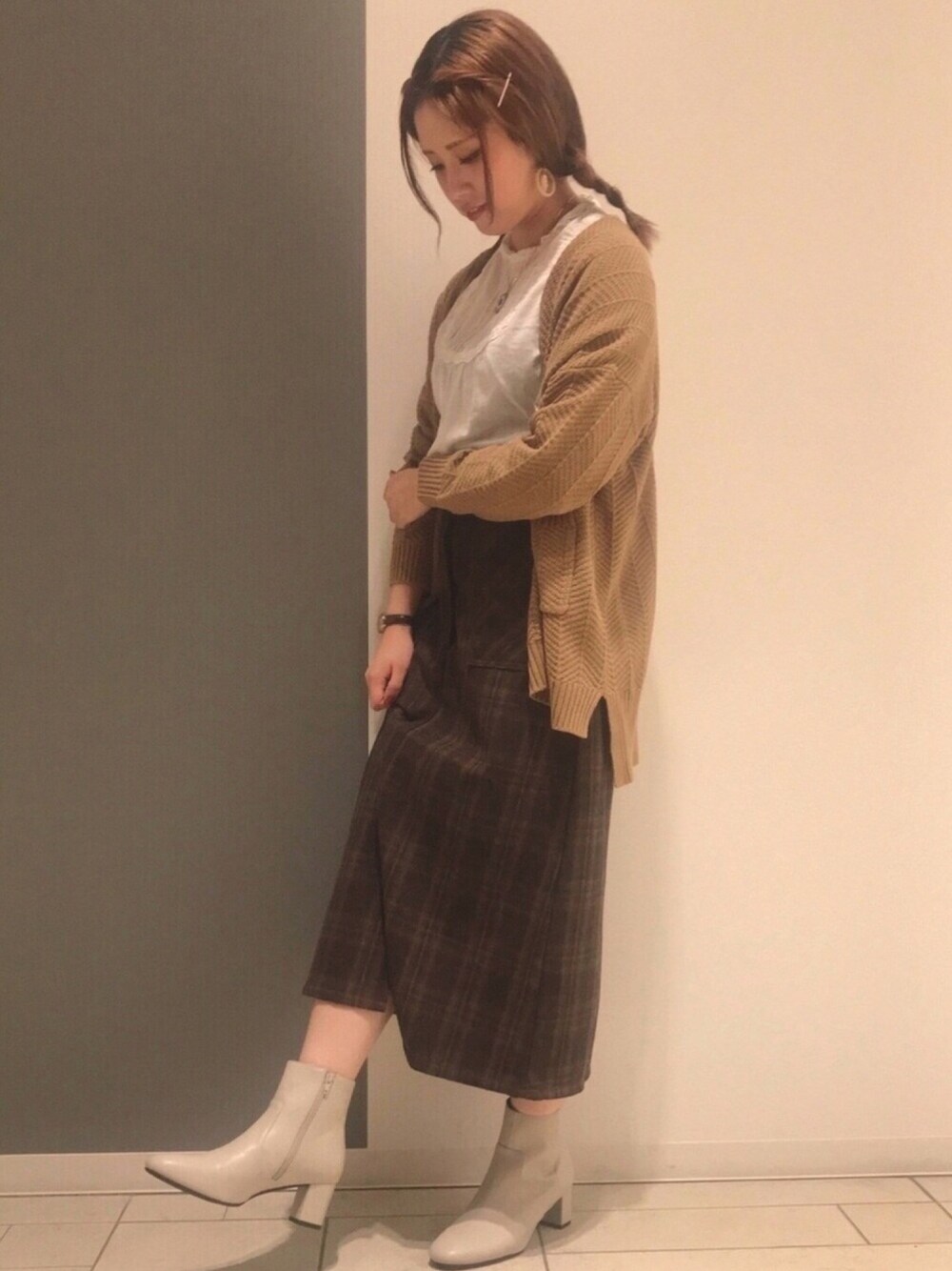「ORiental TRaffic(ORiental TRaffic)、WA ORiental TRaffic、1415、秋服、チェックスカート、ootd、ブラウンコーデ、ブーツ、ホワイトブーツ」｜「ORiental TRafficのスクエアトゥ切替ミドルブーツ/1415（ブーツ、ホワイト系）」を使った、ORientalTRaffic キラリナ京王吉祥寺店さん（レディース・160cm）の秋コーディネートの1枚目の写真