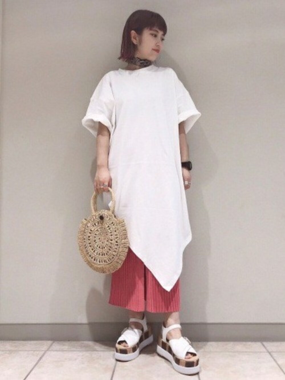 「タイトスカート、JEANASiS、レイヤードスタイル、ジーナシス、夏コーデ、厚底サンダル、カットワンピース、イレギュラーヘム、ビッグワンピース」｜「JEANASISのイレヘムロングワンピースSS/840709（ワンピース、ホワイト系）」を使った、JEANASIS札幌ステラプレイス店STAFFさん（レディース・154cm）の夏コーディネートの1枚目の写真