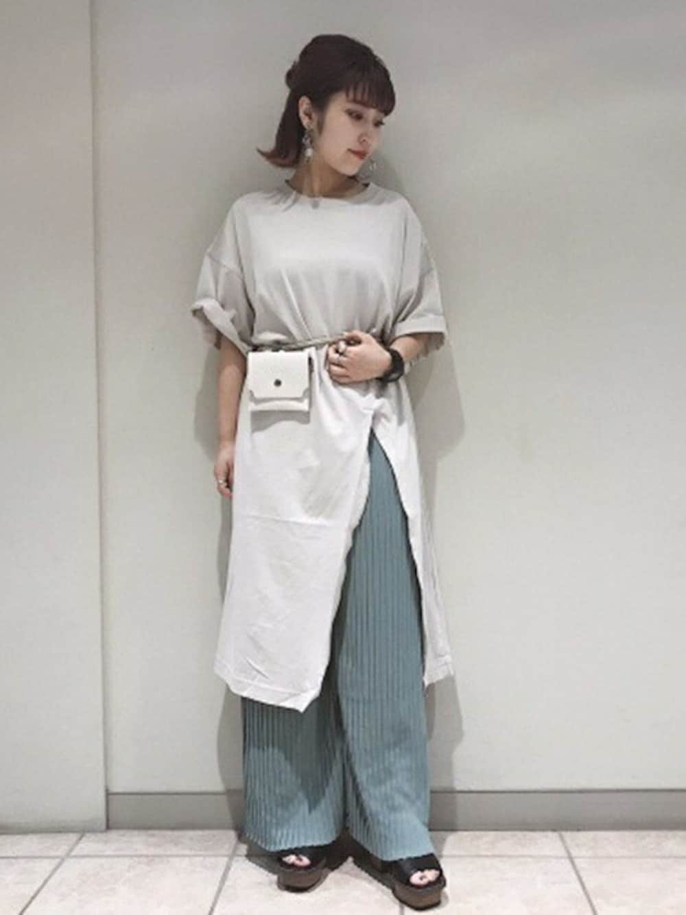 「JEANASiS、レイヤードスタイル、ジーナシス、夏コーデ、Tシャツワンピ、ビッグTシャツ、厚底サンダル、プリーツパンツ、スリットワンピース」｜「JEANASISのワンサイドスリットロングＴ/838973（Tシャツ/カットソー、ベージュ系）」を使った、JEANASIS札幌ステラプレイス店STAFFさん（レディース・154cm）の夏コーディネートの1枚目の写真
