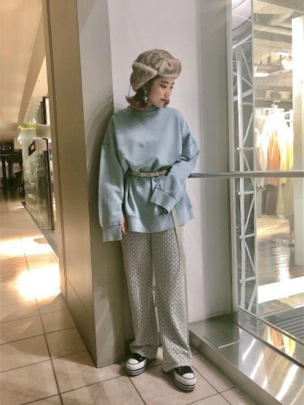 「スウェット、converse、JEANASiS、冬コーデ、ジーナシス、スニーカーコーデ、ウエストマーク、ジャガードパンツ、ファーキャップ」｜「JEANASISのソデスリットVTGウラケプルオーバー/867834（スウェット、ブルー系）」を使った、JEANASIS札幌ステラプレイス店STAFFさん（レディース・154cm）の冬コーディネートの1枚目の写真