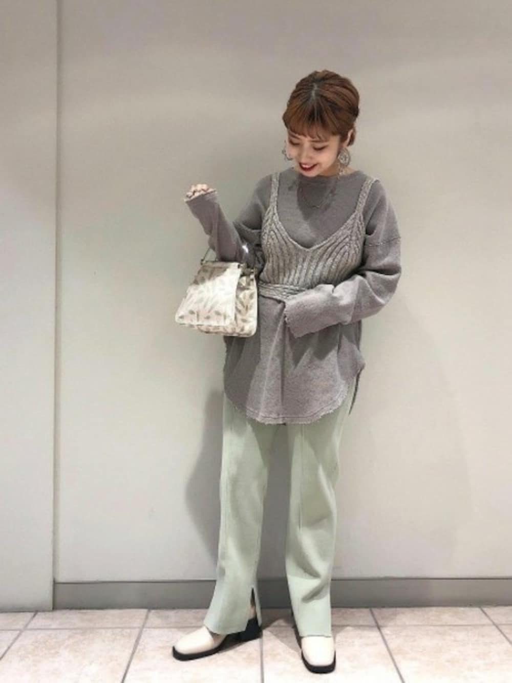 「レイヤード、JEANASiS、レイヤードスタイル、ジーナシス、ビスチェ、シンプルコーデ、春コーデ、カジュアルコーデ、ニットビスチェ」｜「JEANASISのワッフルクラッシュプルオーバーLS/874610（Tシャツ/カットソー、ベージュ系）」を使った、JEANASIS札幌ステラプレイス店STAFFさん（レディース・154cm）の春コーディネートの1枚目の写真