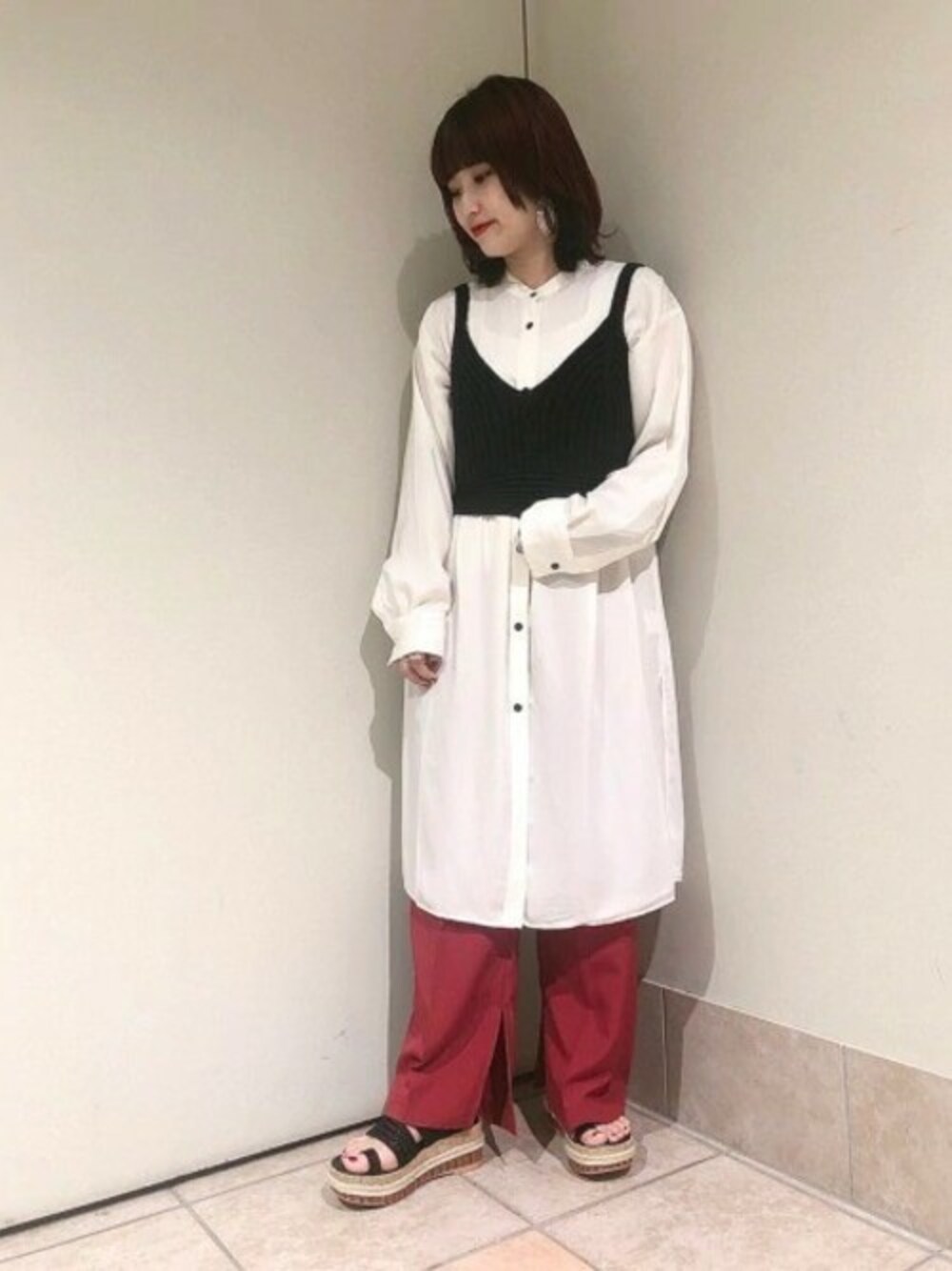 「JEANASiS、レイヤードスタイル、ジーナシス、ビスチェ、ワイドパンツ、シャツワンピ、スタイルアップ、カジュアルコーデ、厚底サンダル、ブラック×レッド」｜「JEANASISの5GアサコンレースUPビスチェ/885910（ベスト、ブラック系）」を使った、JEANASIS札幌ステラプレイス店STAFFさん（レディース・154cm）の春コーディネートの1枚目の写真