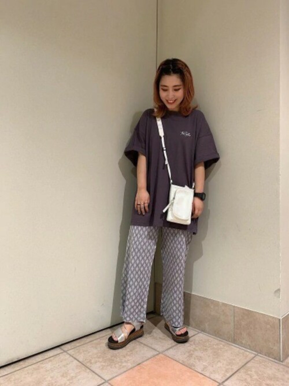 「柄パンツ、Tシャツ、JEANASiS、ジーナシス、サンダル、リラックススタイル、夏コーデ、ラフコーデ、バックプリント、フォトT」｜「JEANASISの【Charity TEE】バックフォトプリントT/895008（Tシャツ/カットソー、グレー系）」を使った、JEANASIS札幌ステラプレイス店STAFFさん（レディース・154cm）の夏コーディネートの1枚目の写真