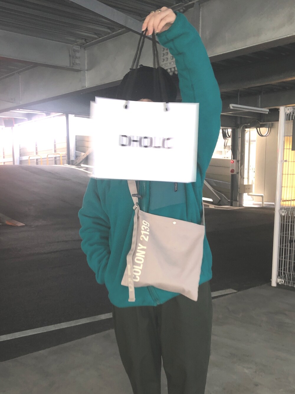 グレー系のショルダーバッグ、グリーン系のジャケット/アウター、グリーン系のパンツを着用したレディースの春コーディネートの1枚目の写真