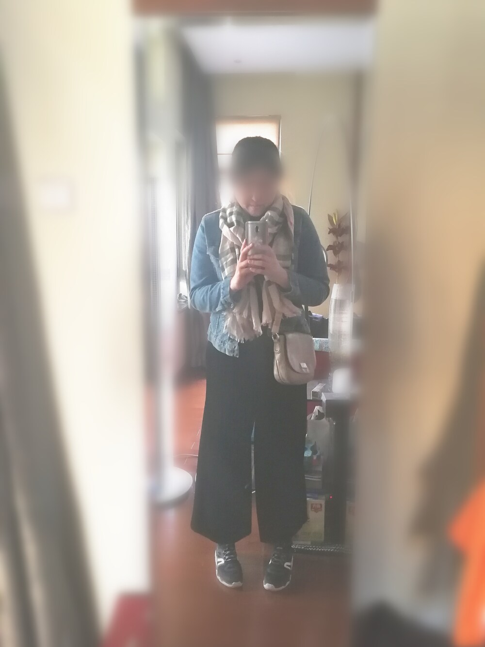 「BURBERRYのscarf（ストール/ショール、ブラウン系）」を使った、MissZMLさん（レディース・168cm）の春コーディネートの1枚目の写真