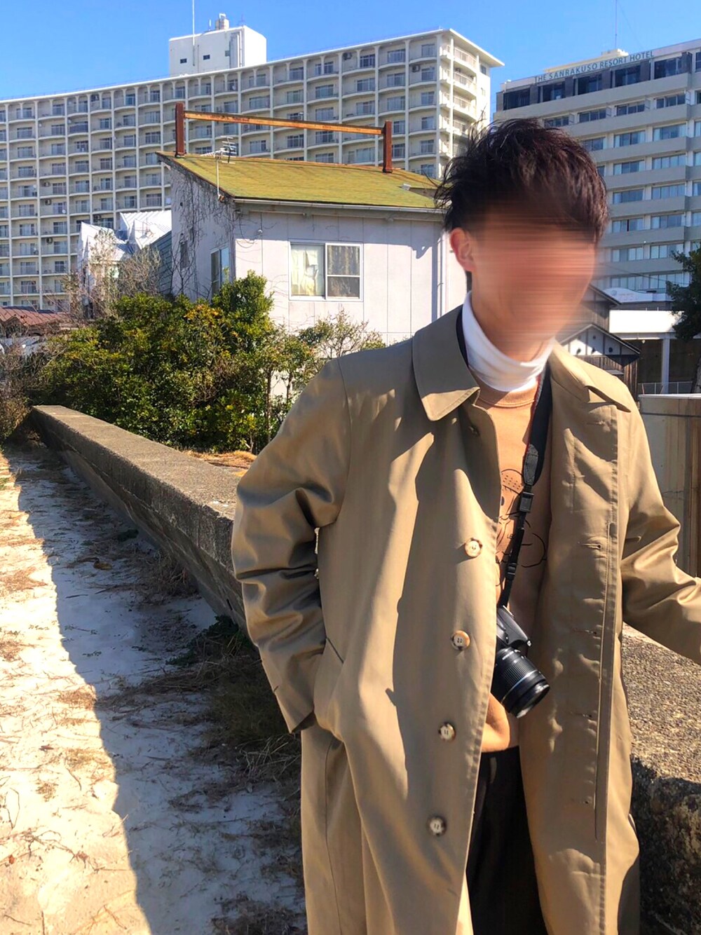「シンプル、キレイめ、ビッグシルエット、ゆるコーデ、春コーデ、いいね、save、フォローお願いします🤑、ドクターマーチン、韓国ファッション、モノトーン、フォローミー」｜「usedのアイテム（ステンカラーコート、ベージュ系）」を使った、たくさん（メンズ・170cm）の春コーディネートの1枚目の写真