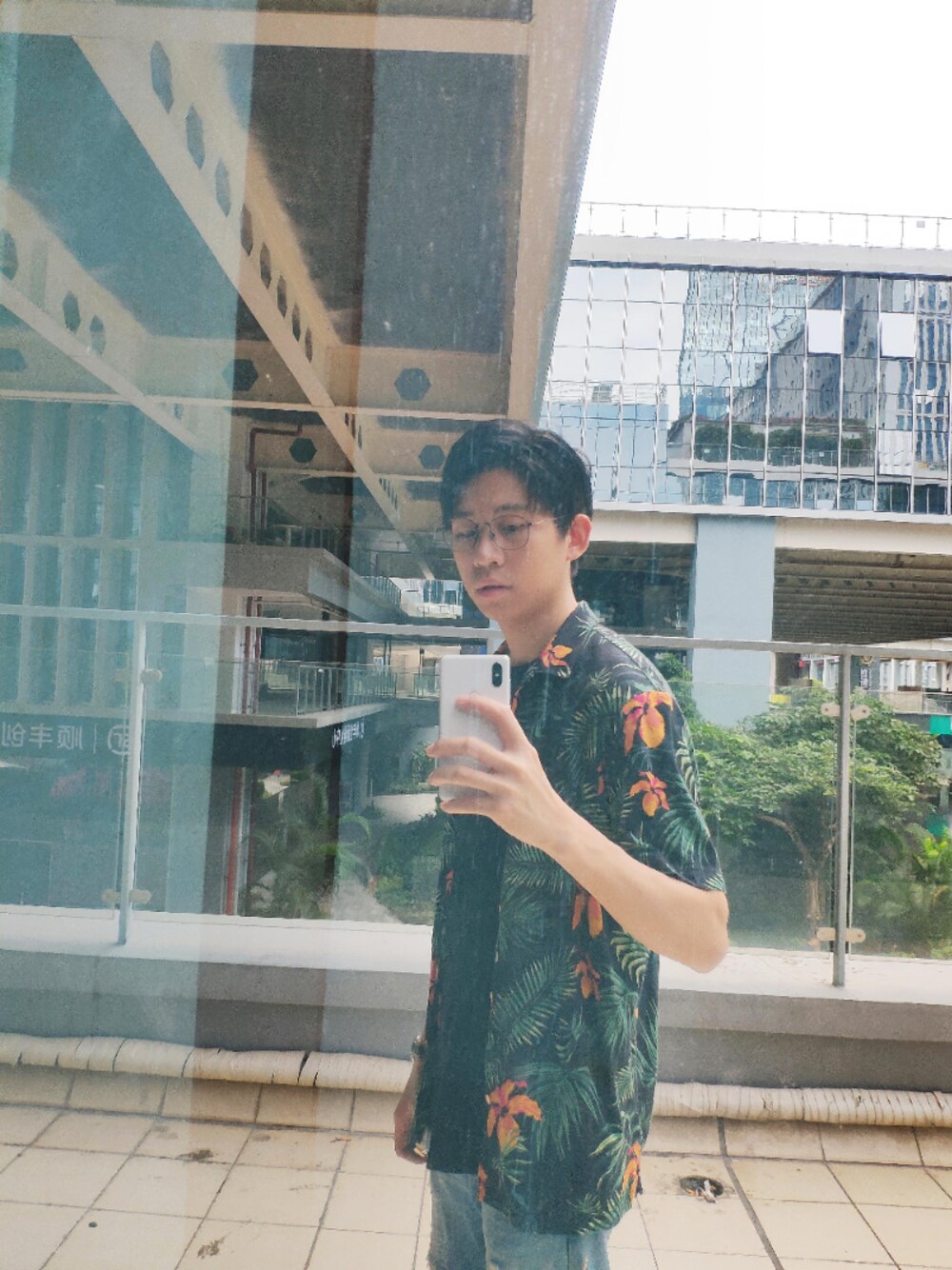 「streetstyle」｜「PULL&BEARのアイテム（シャツ/ブラウス、その他）」を使った、周常喜JoKercHOwさん（メンズ・180cm）の秋コーディネートの1枚目の写真