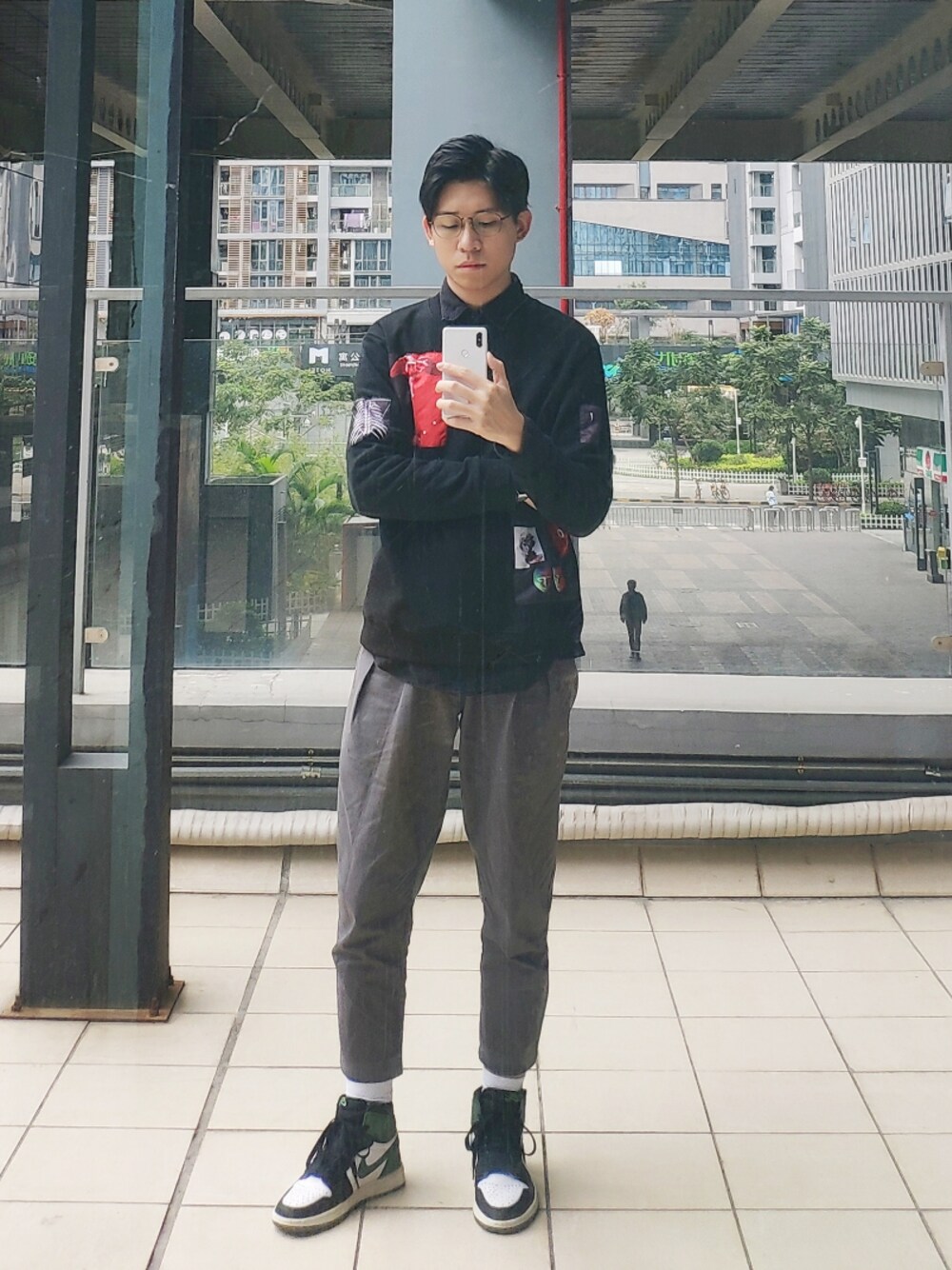「AIR JORDANのアイテム（スニーカー、グリーン系）」を使った、周常喜JoKercHOwさん（メンズ・180cm）の冬コーディネートの1枚目の写真