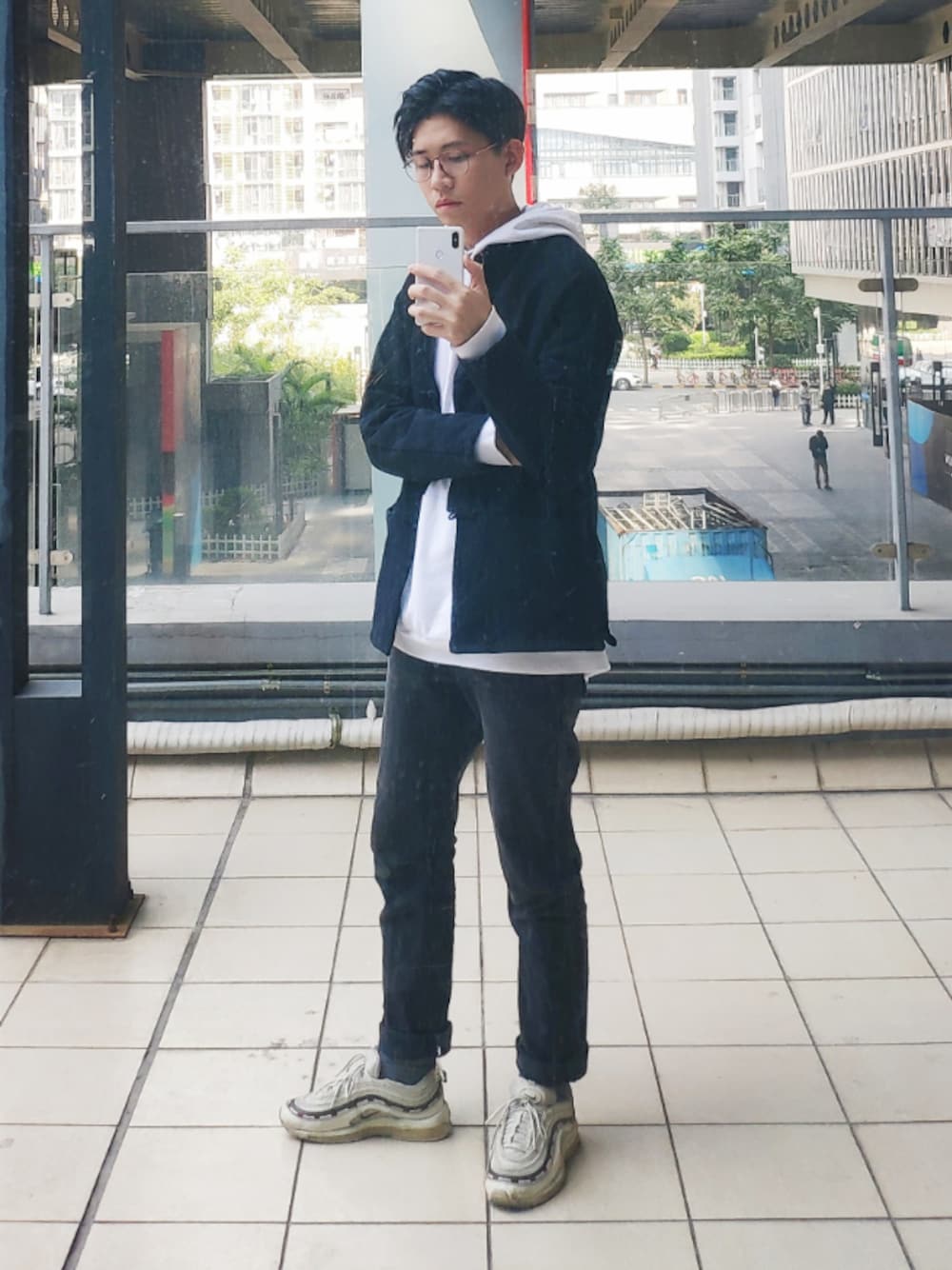 「NIKEのNIKE/エアマックス 97（スニーカー、ホワイト系）」を使った、周常喜JoKercHOwさん（メンズ・180cm）の冬コーディネートの1枚目の写真