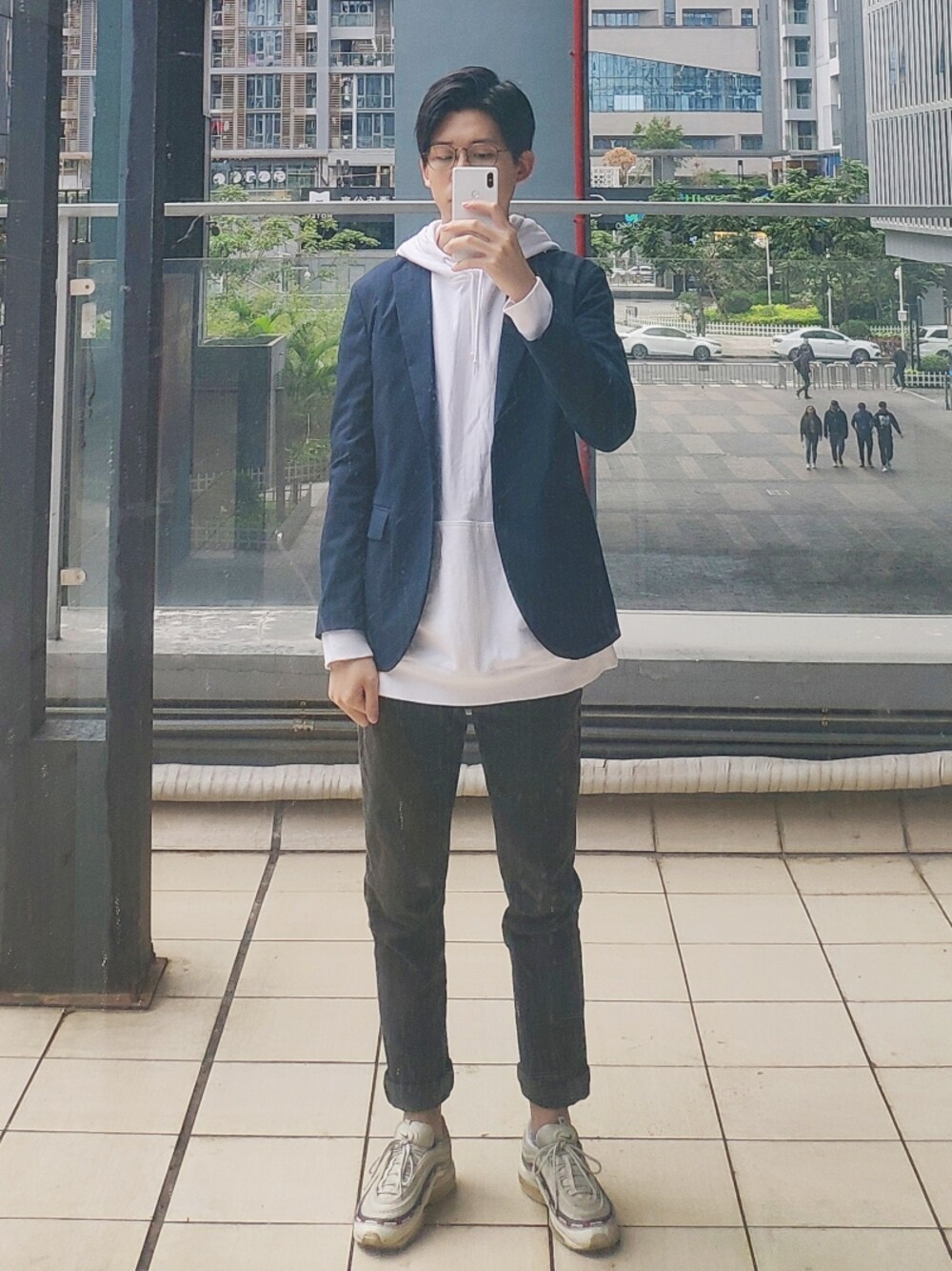 「UNIQLOのアイテム（テーラードジャケット、ブルー系）」を使った、周常喜JoKercHOwさん（メンズ・180cm）の冬コーディネートの1枚目の写真