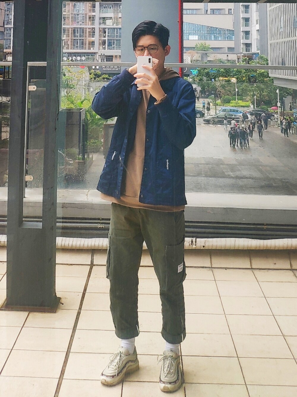 「shapelessのアイテム（スタジャン、ブルー系）」を使った、周常喜JoKercHOwさん（メンズ・180cm）の春コーディネートの1枚目の写真