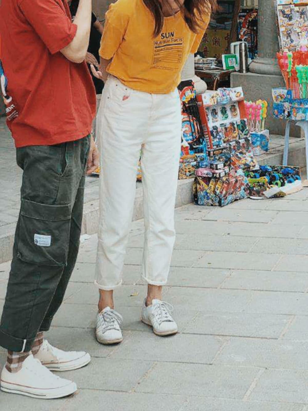 「CONVERSE ALL STARのアイテム（スニーカー、ベージュ系）」を使った、周常喜JoKercHOwさん（メンズ・180cm）の春コーディネートの1枚目の写真