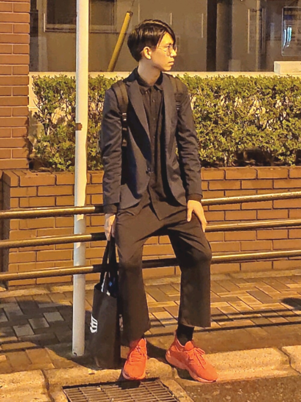 「UNIQLOのアイテム（テーラードジャケット、ブルー系）」を使った、周常喜JoKercHOwさん（メンズ・180cm）の秋コーディネートの1枚目の写真