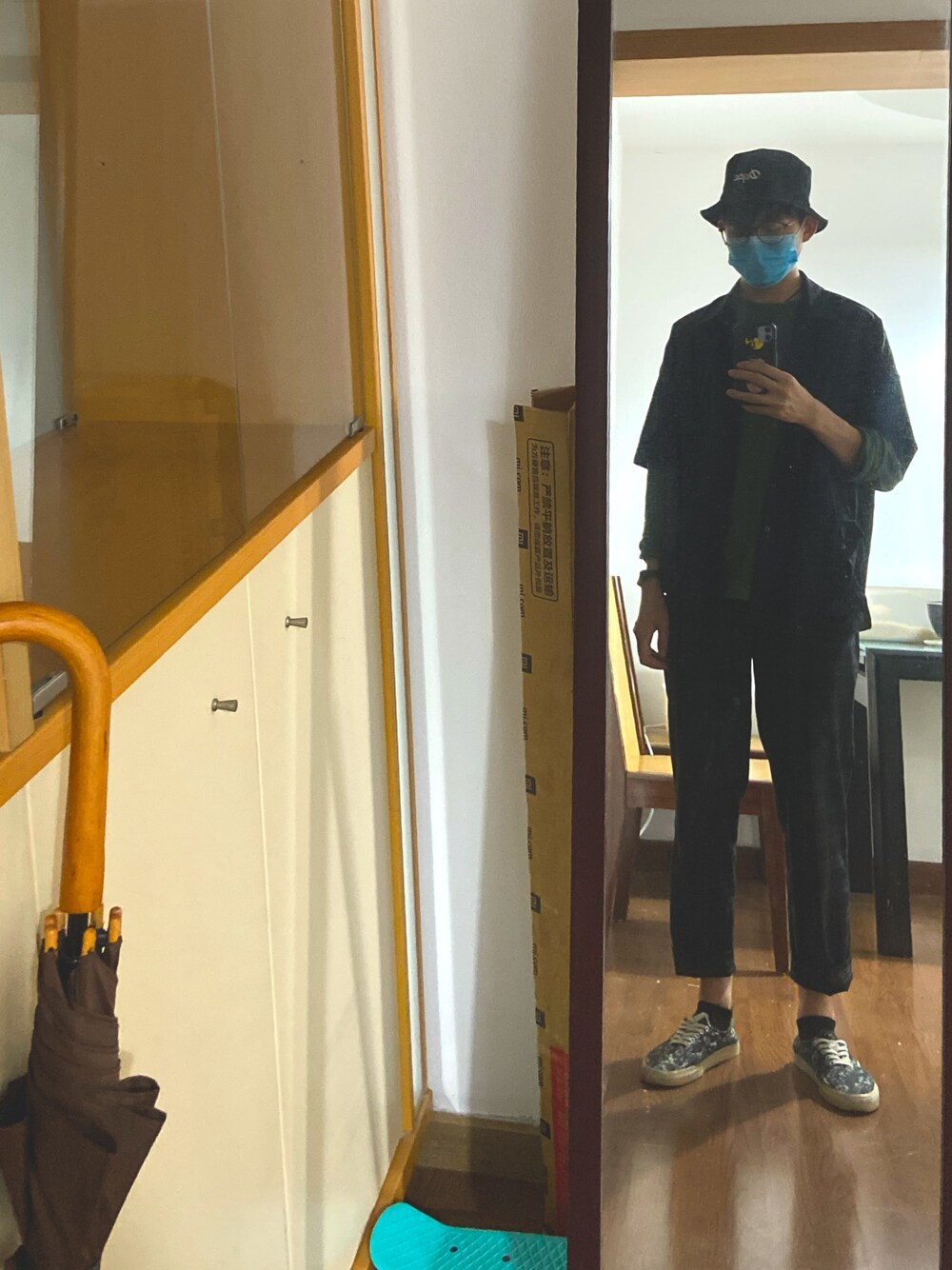 「UNIQLOのアイテム（スラックス、ブラック系）」を使った、周常喜JoKercHOwさん（メンズ・180cm）の春コーディネートの1枚目の写真