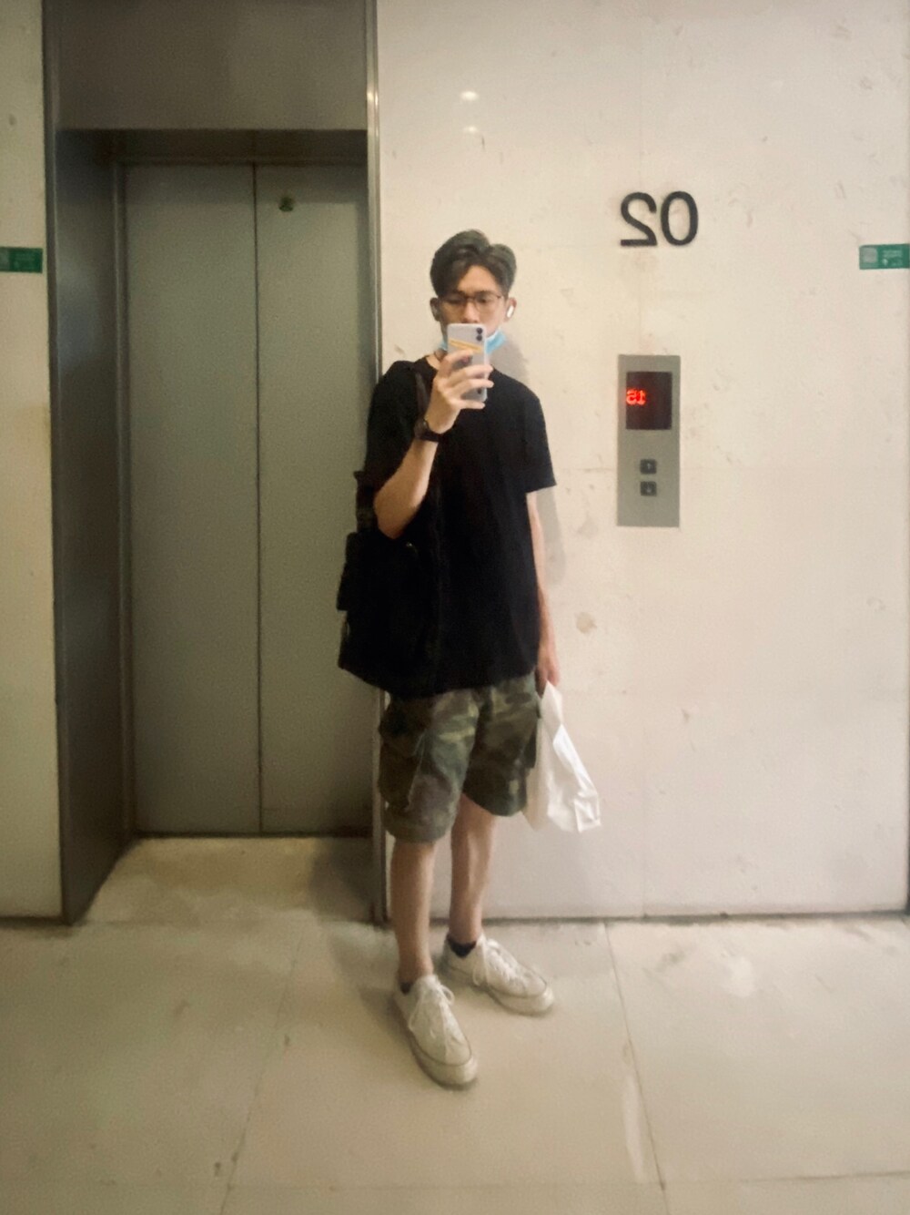 「CONVERSE ALL STARのアイテム（スニーカー、ベージュ系）」を使った、周常喜JoKercHOwさん（メンズ・180cm）の夏コーディネートの1枚目の写真